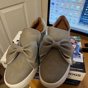 Gray sneakers with a bow